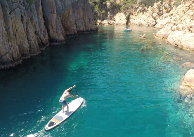 Paddle surf entre acantilados
